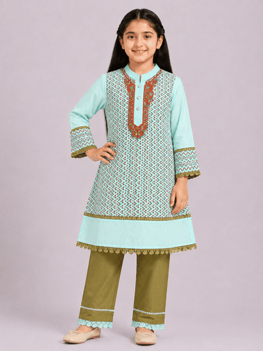 please write the products contents of the uploade girls suit in lawn fabric